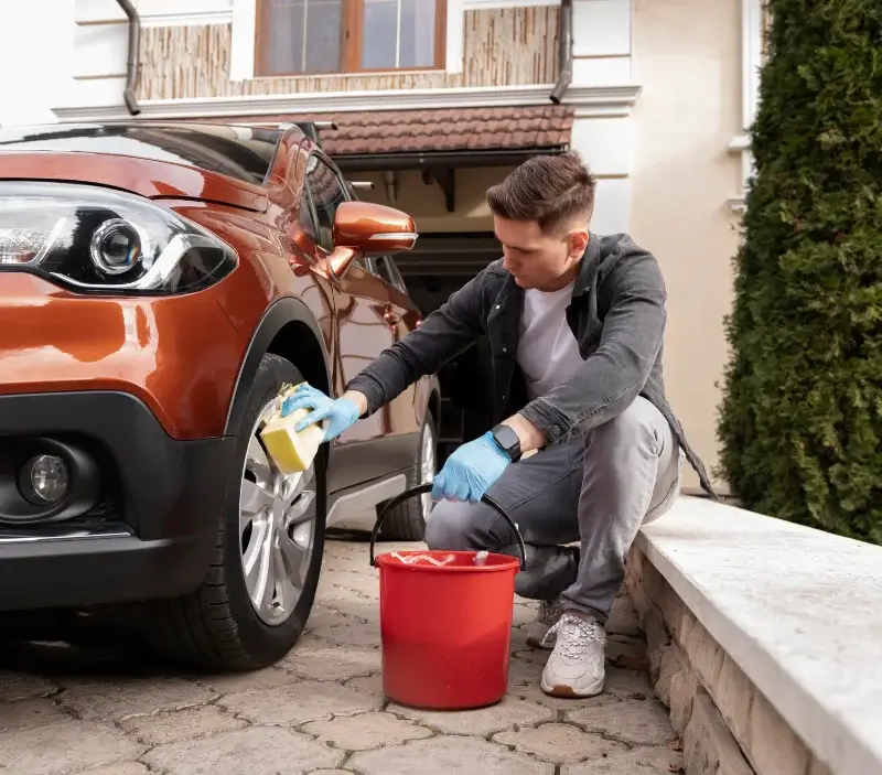 Lavage auto à domicile Contes : professionnel intervenant sur un véhicule